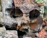 Góry Stołowe odsłaniają skalną czaszkę, której oczy i usta wyrzeźbiła natura.