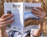 Przewodnik "Ruszaj w Bieszczady" pełen ciekawostek, map i porad na 2 tygodnie. Idealny na fascynującą przygodę w górach.