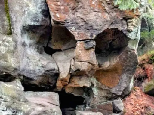Góry Stołowe odsłaniają skalną czaszkę, której oczy i usta wyrzeźbiła natura.