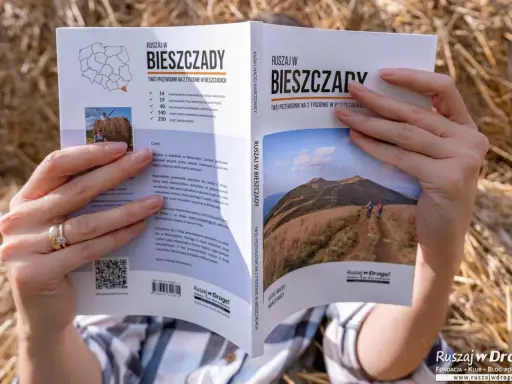 Przewodnik "Ruszaj w Bieszczady" pełen ciekawostek, map i porad na 2 tygodnie. Idealny na fascynującą przygodę w górach.
