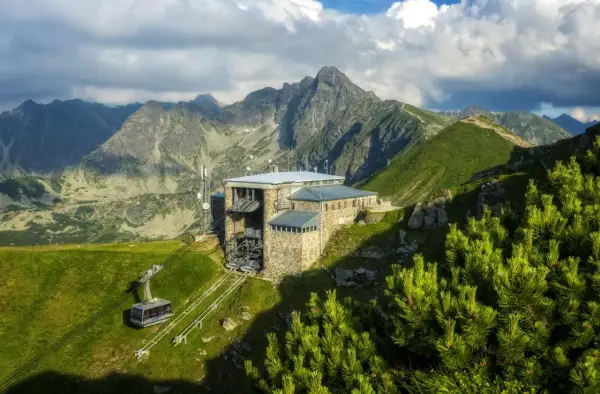 Górna stacja kolejki linowej na Kasprowy Wierch z widokiem na Tatry.