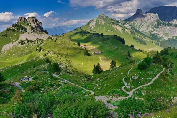 Karczma na szczycie: Jak zaplanować ucztę z widokiem na Tatry?